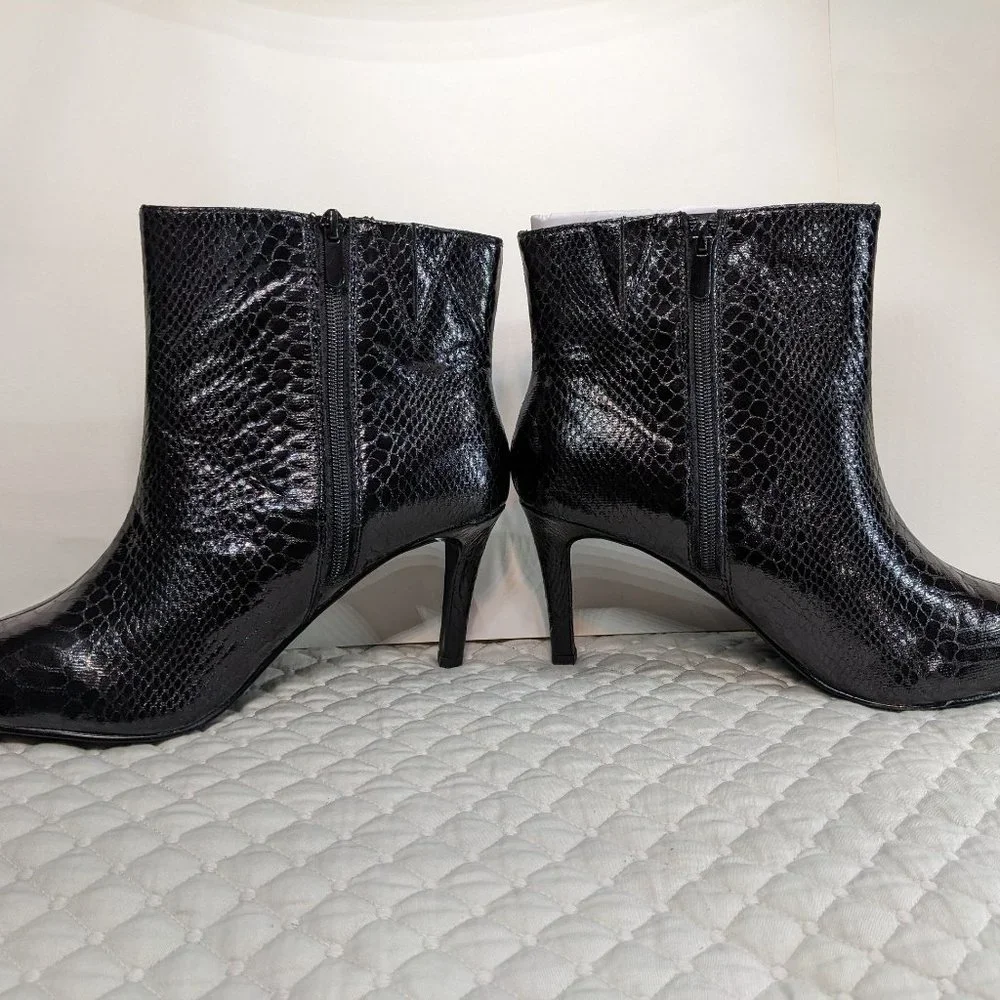 Torrid Black Snakeskin Print Pointed Side Zip Bootie Boot - size 10 Wide - NWT - Picture 3 of 12